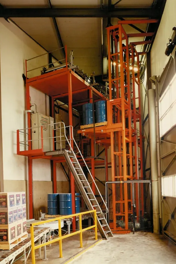 Warehouse lifting and lowering elevator installation