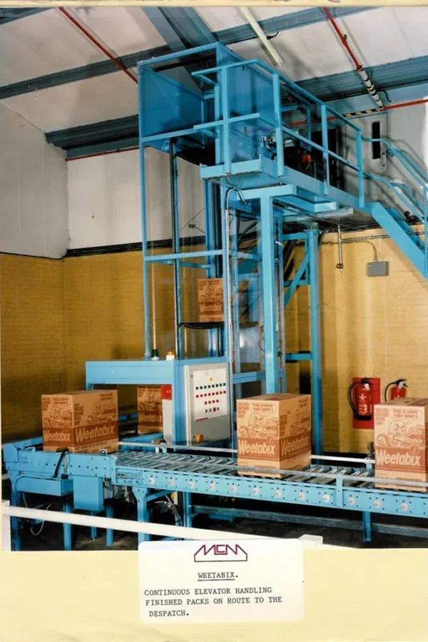 Continuous platform elevator handling packaged products